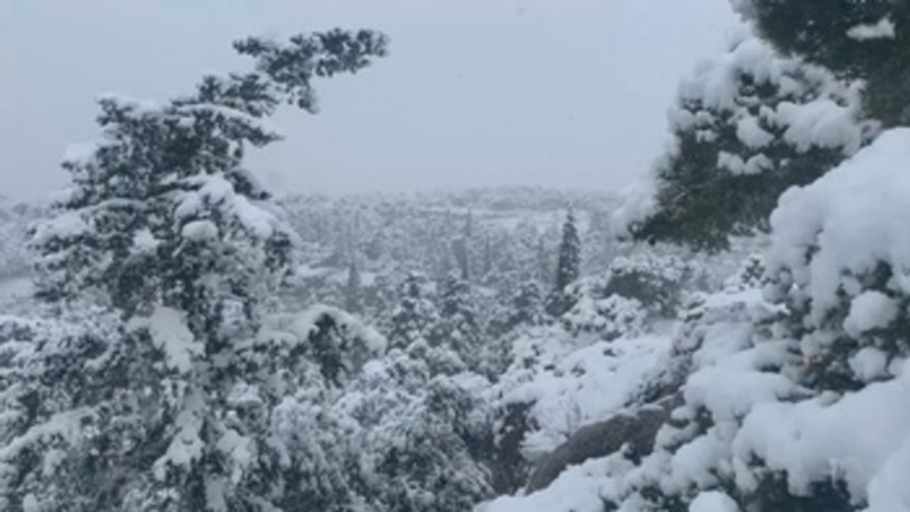 Medea sigue azotando Grecia con nieve en Atenas y parón en la vacunación