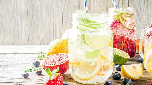 10 refrescantes aguas saborizadas