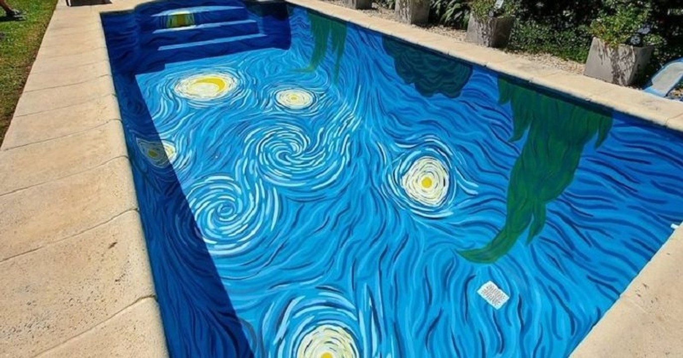 Deux artistes peignent « La Nuit étoilée » de Van Gogh dans le fond d'une piscine pour une baignade céleste