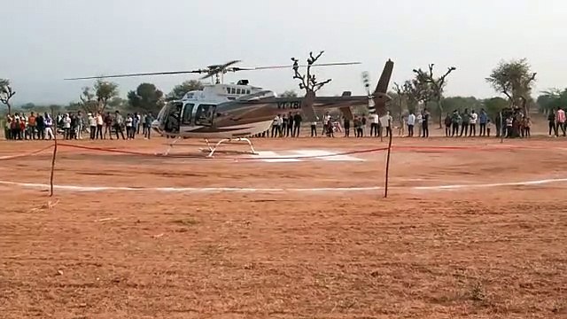 सेना के जवान ने दुल्हन के लिए हैलीकॉटर से भरी उड़ान, देखने वालों का लगा मजमा