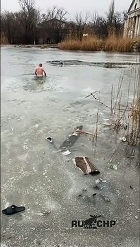 Homem mergulha em lago gelado para resgatar cão em apuros
