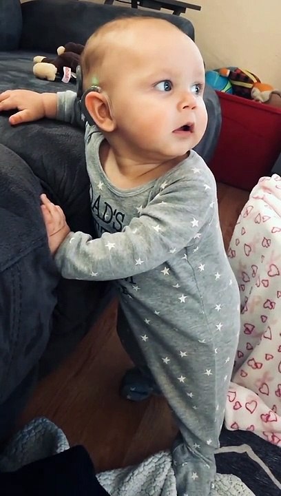 La adorable reacción de un bebé al escuchar por primera vez