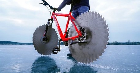Ce vélo monté sur des lames de scie circulaire est capable de rouler sur une surface gelée
