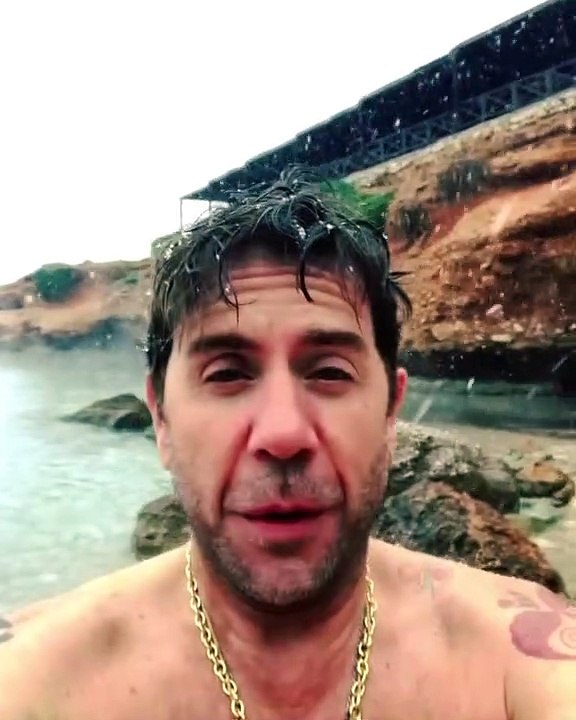 Ο Μαζωνάκης μας… τρέλανε! Αψήφησε το κρύο και τα χιόνια και έκανε μακροβούτια στη θάλασσα!