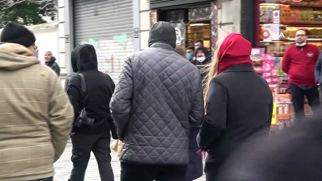 İstiklal Caddesinde binalardan düşen taş parçaları ekipleri alarma geçirdi