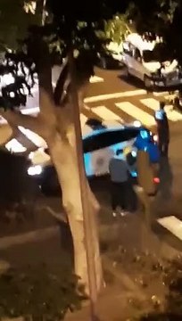 Nuevo ejemplo de abuso policial con empujones, insultos y chulería cuando se identificaba a dos jóvenes