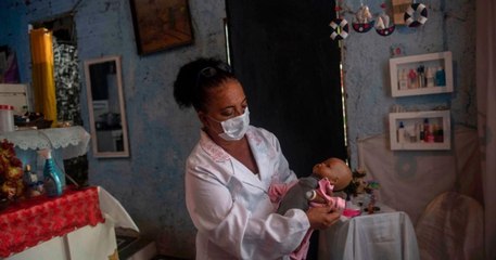 مستشفى وطبيب مختص لعلاج الدمى في البرازيل