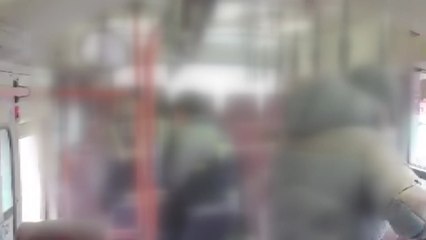 버스 안 승객 난동...분말 소화기 뿌리고 창문 부숴 / YTN