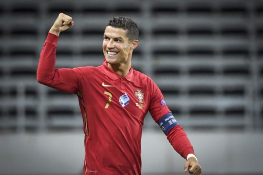 كريستيانو رونالدو يحطم حاجز الـ 100 هدف على المستوى الدولي، فمن سيحطم أرقامه؟