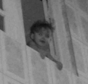 طفل أم فستان؟ صورة تثير الجدل على مواقع التواصل الاجتماعي