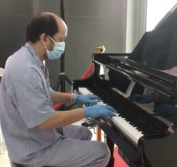 مقطوعة موسيقية بعزف أحد نزلاء المستشفى الميداني بدبي