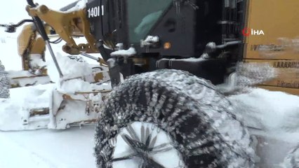 Özel İdare ekipleri köy yollarını açmak için çalışmalara devam ediyor
