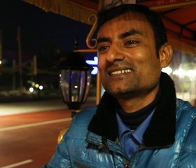 سائق التوك توك في القرية العالمية.. ابتسامته لا تغيب