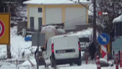 Araçlar buzda dans etti, kilometrelerce uzunlukta kuyruk oluştu