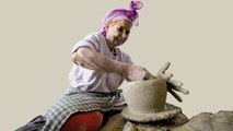 ماما عائشة تحوّل بيتها إلى قبلة لتعلّم فن الفخار المغربي