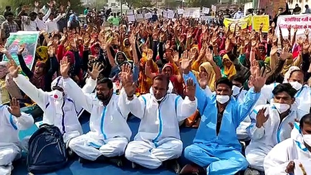 अब आमरण अनशन पर बेरोजगार, एक महिला की तबीयत बिगड़ी