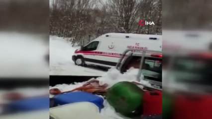 Mahalleli, gün içinde kara saplanan 4 ambulansın yardımına koştu