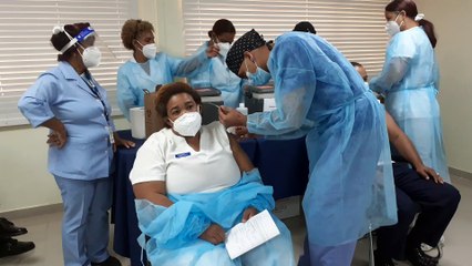 Continúa vacunación sin utilizar guantes y desinfectándose las manos
