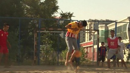 يحلمون بشاطئ وكرة قدم