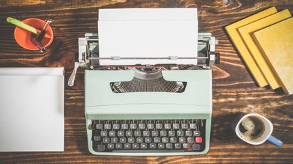 لوحات فنية بآلة كاتبة