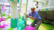 Blippi visita un patio de juegos cubierto - Giggle Jungle  | Videos Educativos para Niños