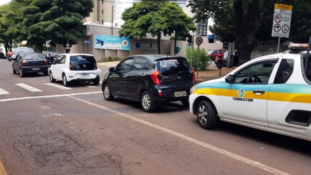 Mulher fica ferida em acidente que envolveu três carros no centro de Cascavel