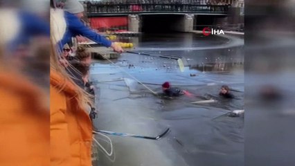 - Hollanda’da buz tutan kanalın içine düşen vatandaşları çevredekiler kurtardı