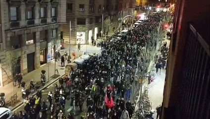 Miles de personas marchan por Barcelona para pedir la libertad de Pablo Hasél