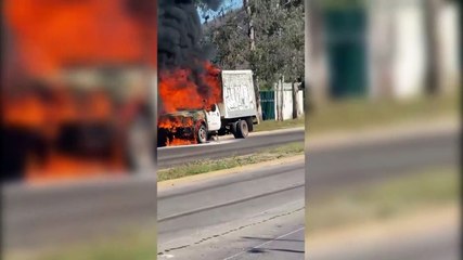 El fuego consume una camioneta en Las Fuentes