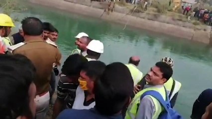 Ônibus cai em canal e deixa 39 mortos na Índia