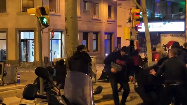 Manifestantes lanzan piedras y objetos a los mossos en la concentración contra el encarcelamiento de Hasel en la via Augusta de Barcelona