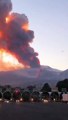 Etna Yanardağı patladı! Taş ve kül yağmuru!