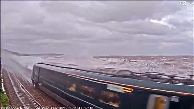 Cette voie ferrée passe au plus prêt de la mer déchainée... Impressionnant