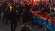 Multitudinaria concentración de aficionados del Barcelona en la previa del partido frente al PSG