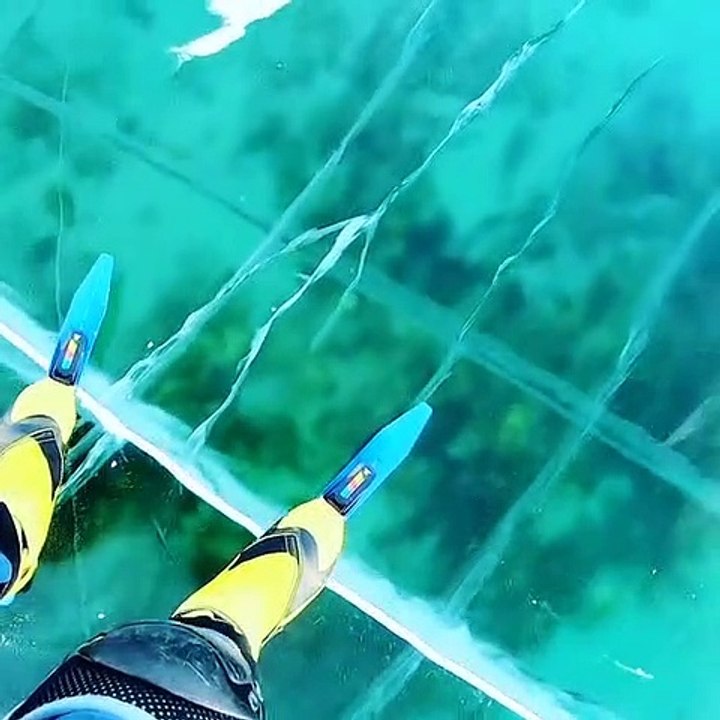 Bruit de la glace du lac Baïkal sous un patineur