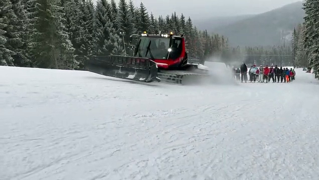 Une dameuse tire des skieurs (Rép. Tchèque)