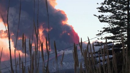 Italie : spectaculaire éruption du volcan Etna