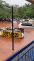 Chuva deixa estacionamentos alagados na SQN 402 e arrasta carros