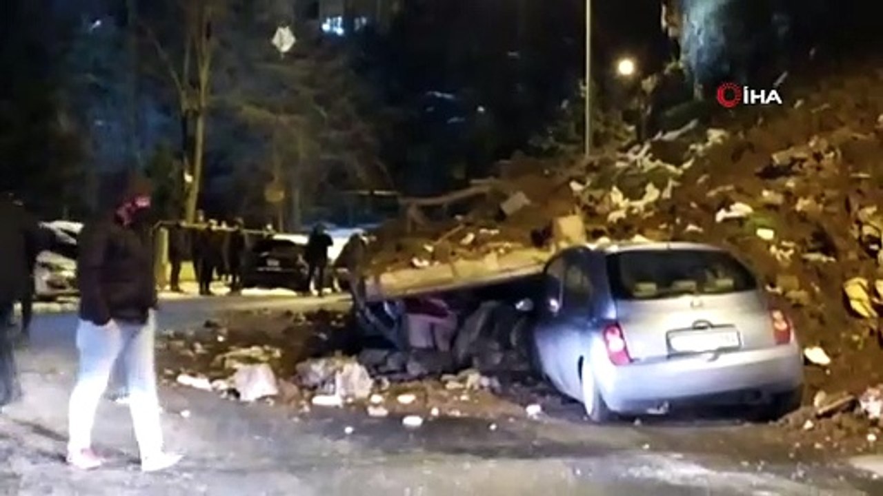 Kağıthane'de bir apartmanın istinat duvarı çöktü. 4 araçta maddi hasar oluştu