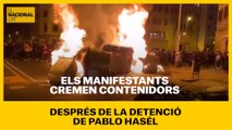 Els manifestants cremen contenidors al carrer d'Aragó, després de la detenció de Pablo Hasél