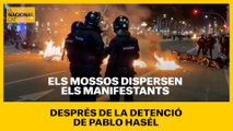 Els Mossos dispersen els manifestants del Passeig de Gràcia, després de la detenció de Pablo Hasél