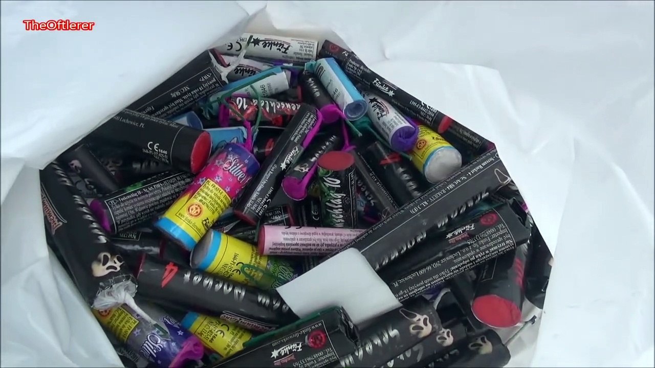 Zünd mal an, den Knaller. Achso. Du Hure.