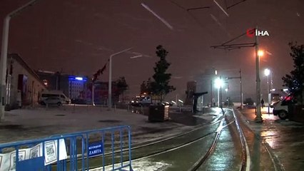 Taksim'de sabah saatlerinde kar yağışı etkili oluyor