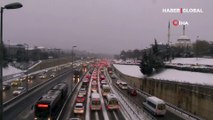 İstanbul'da yoğun kar yağışı trafiği felç etti