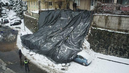 Video herunterladen: Kağıthane’de istinat duvarı çöktü, 4 araç enkaz altında kaldı