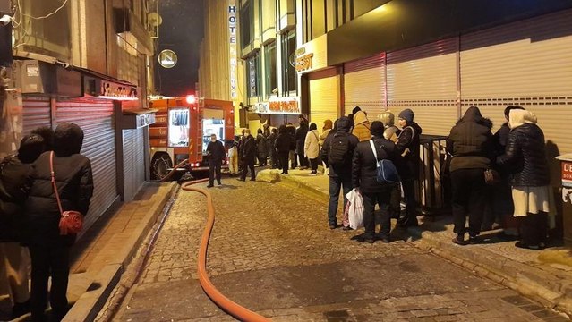 Fatih’te yangın: Otellerdeki turistler büyük panik yaşadı