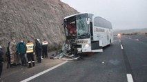 Yolcu otobüsü tıra arkadan çarptı: 3 ölü, 30 yaralı