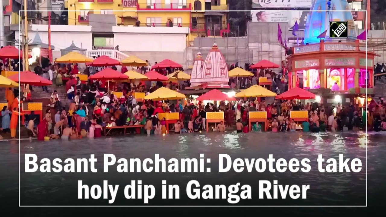 बसंत पंचमी के अवसर पर भक्तों ने गंगा नदी में लगाई पवित्र डुबकी