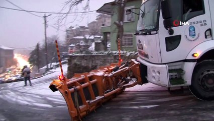 Kağıthane’de yoğun kar yağışı nedeniyle araçlar ilerlemekte güçlük çekti