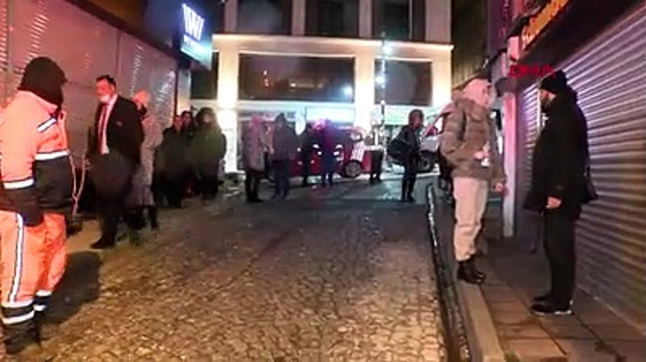 Fatih'te 4 katlı binanın çatısında yangın